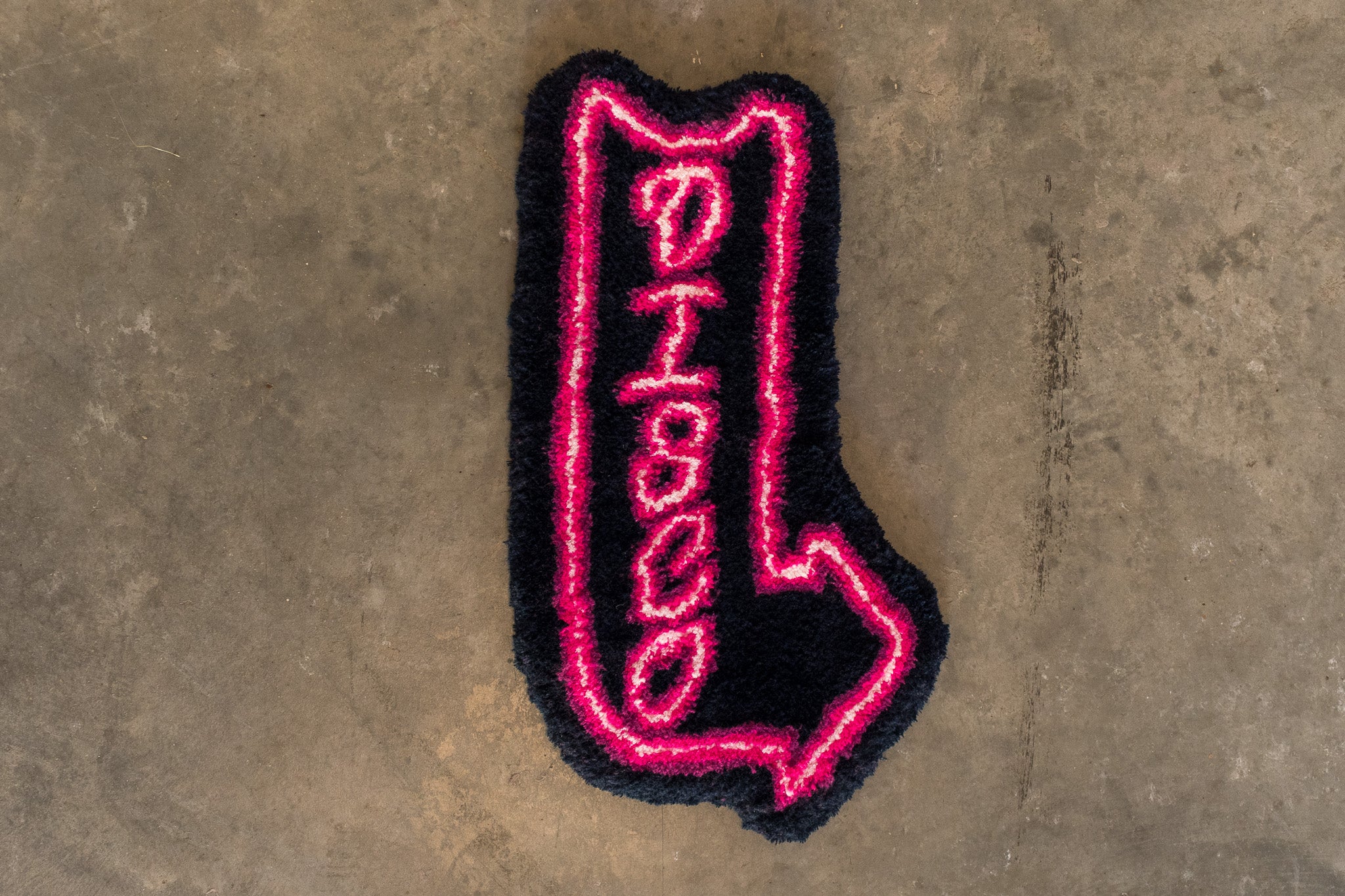Disco Arrow Hand-Tufted Rug