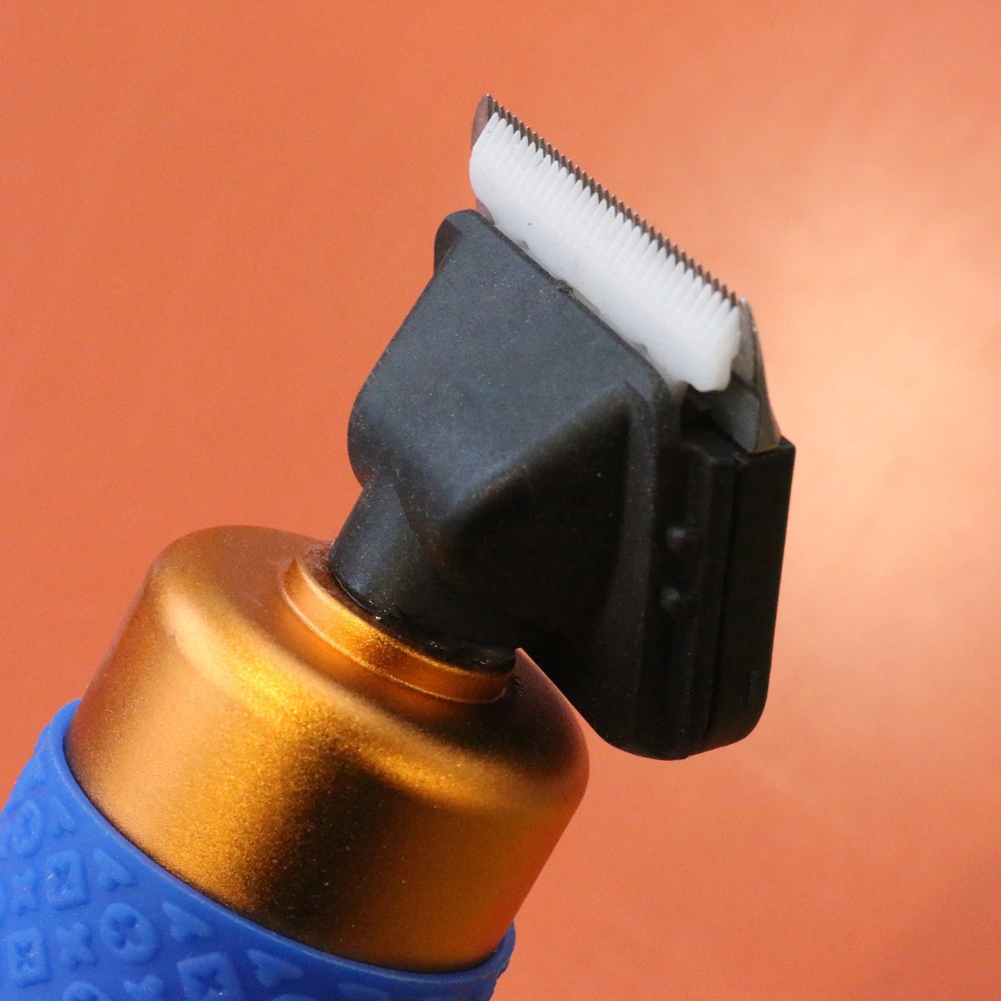 Tufting Trimmer with Shearing Guide