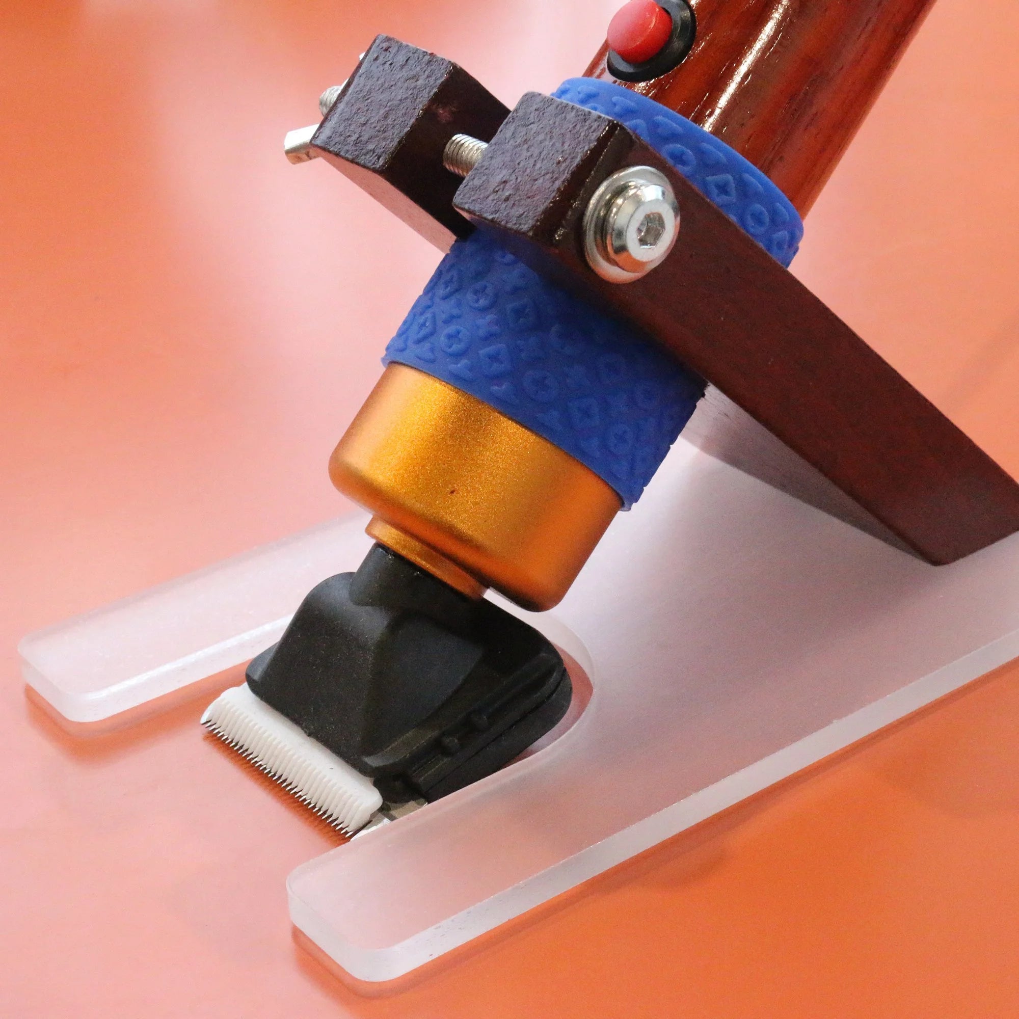 Tufting Trimmer with Shearing Guide